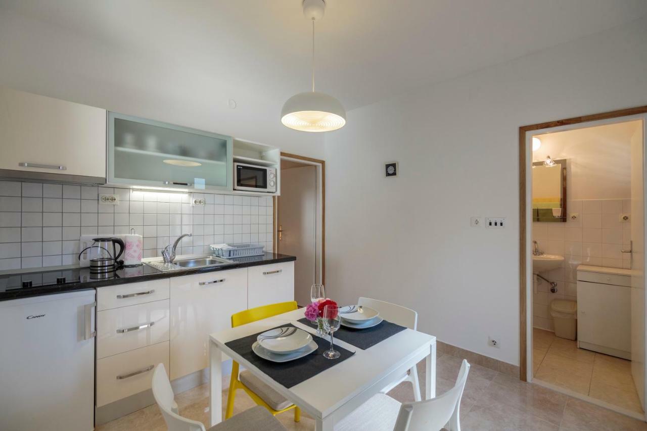 Apartmani Jordana コミジャ エクステリア 写真